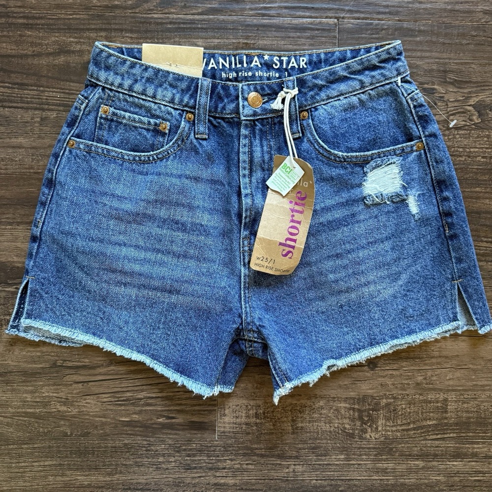 NWT Vanilla Star 26 In High Rise Shortie Denim Jorts Distressed Medium Wash